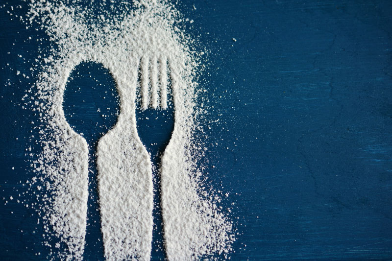 Eine gemütliche Cocktailbar mit einer eleganten Holztheke, umgeben von Lampen und Sitzgelegenheiten. Die Atmosphäre ist einladend und stilvoll.A cozy cocktail bar featuring an elegant wooden counter, surrounded by lamps and seating areas. The atmosphere is inviting and stylish.