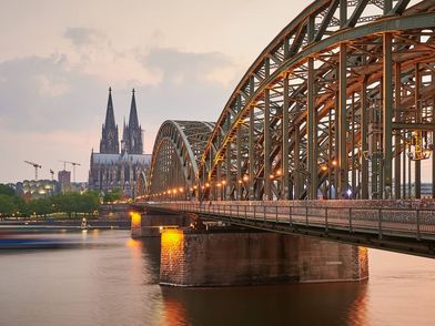 Kölner Rheinpanorama: Kölner Dom und Hohenzollernbrücke ©KölnTourismus GmbH