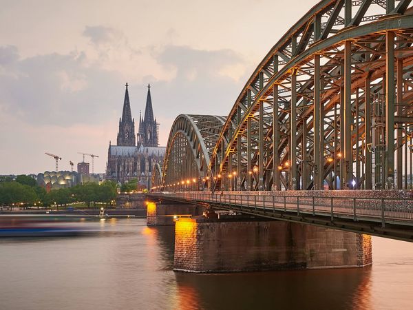 Kölner Rheinpanorama: Kölner Dom und Hohenzollernbrücke ©KölnTourismus GmbH